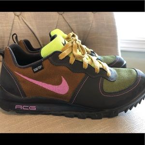 Woman’s Nike sz 11 hiking shoes